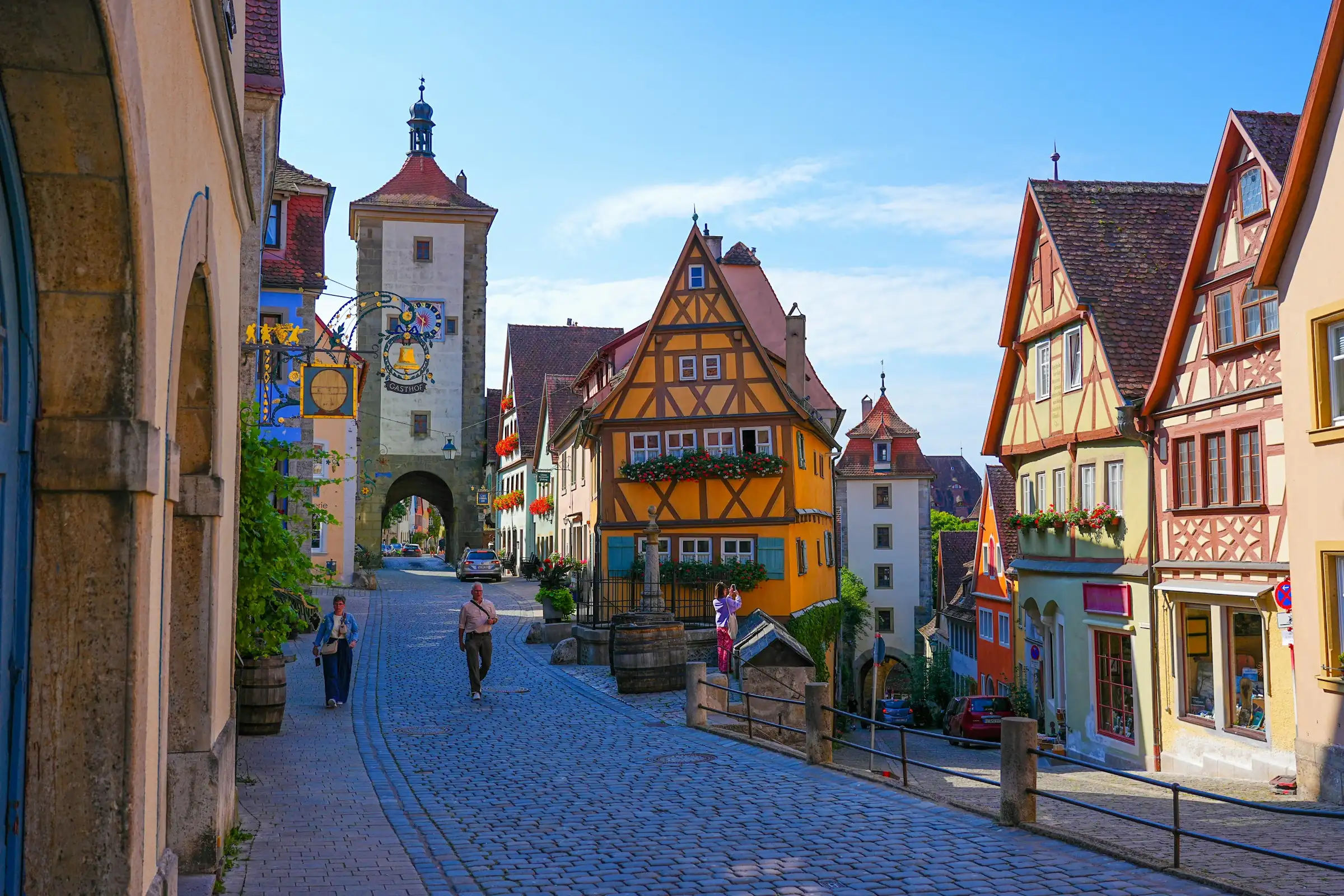 Rothenburg ob der Tauber, Plönlein mit Siebersturm unter blauem Himmel