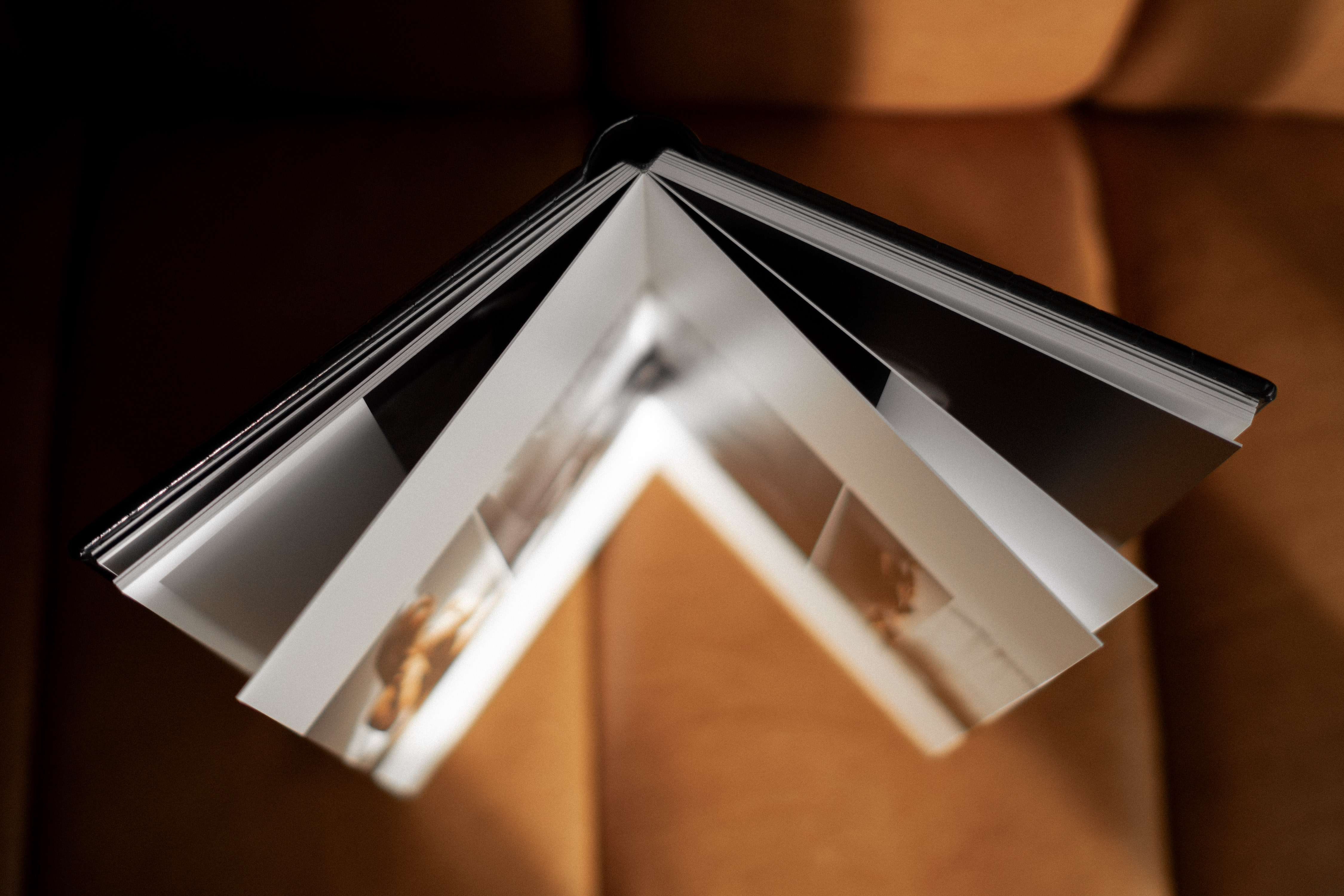 Luxury boudoir photo album by photographer Ramona, Solothurn, Switzerland.