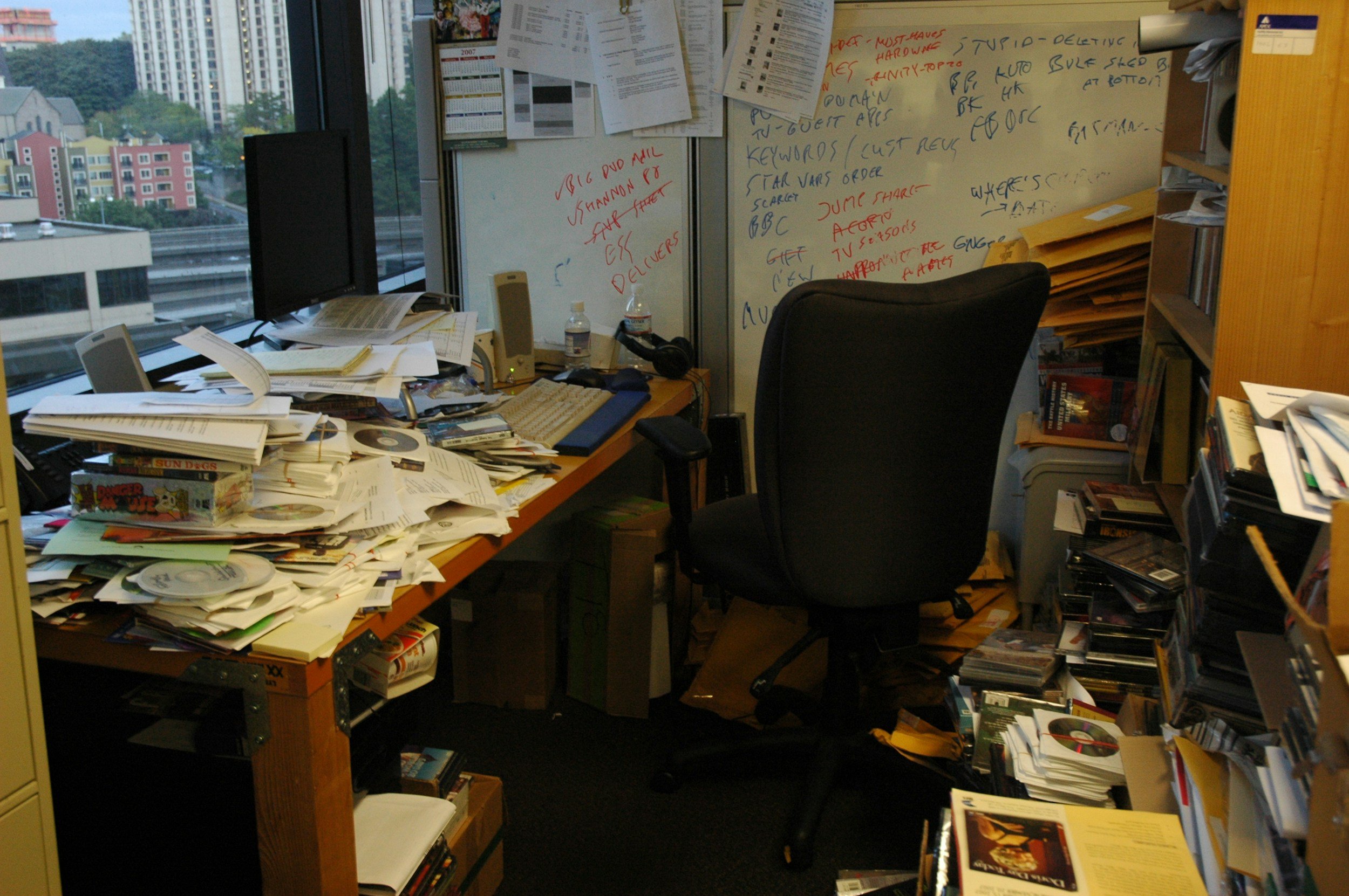 messy_office