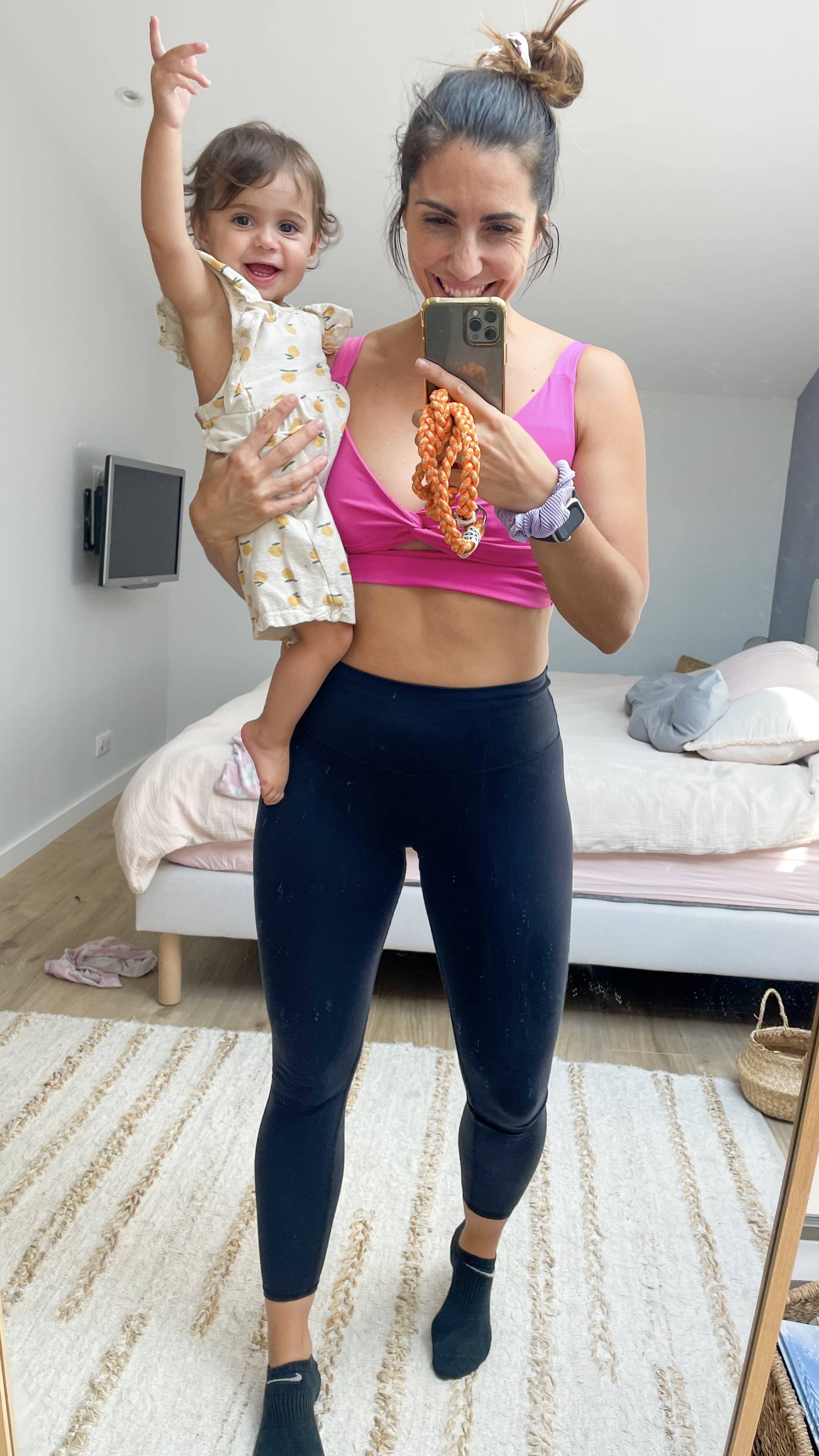 Maman en tenue de sport avec son enfant avant une séance de sport à la maison