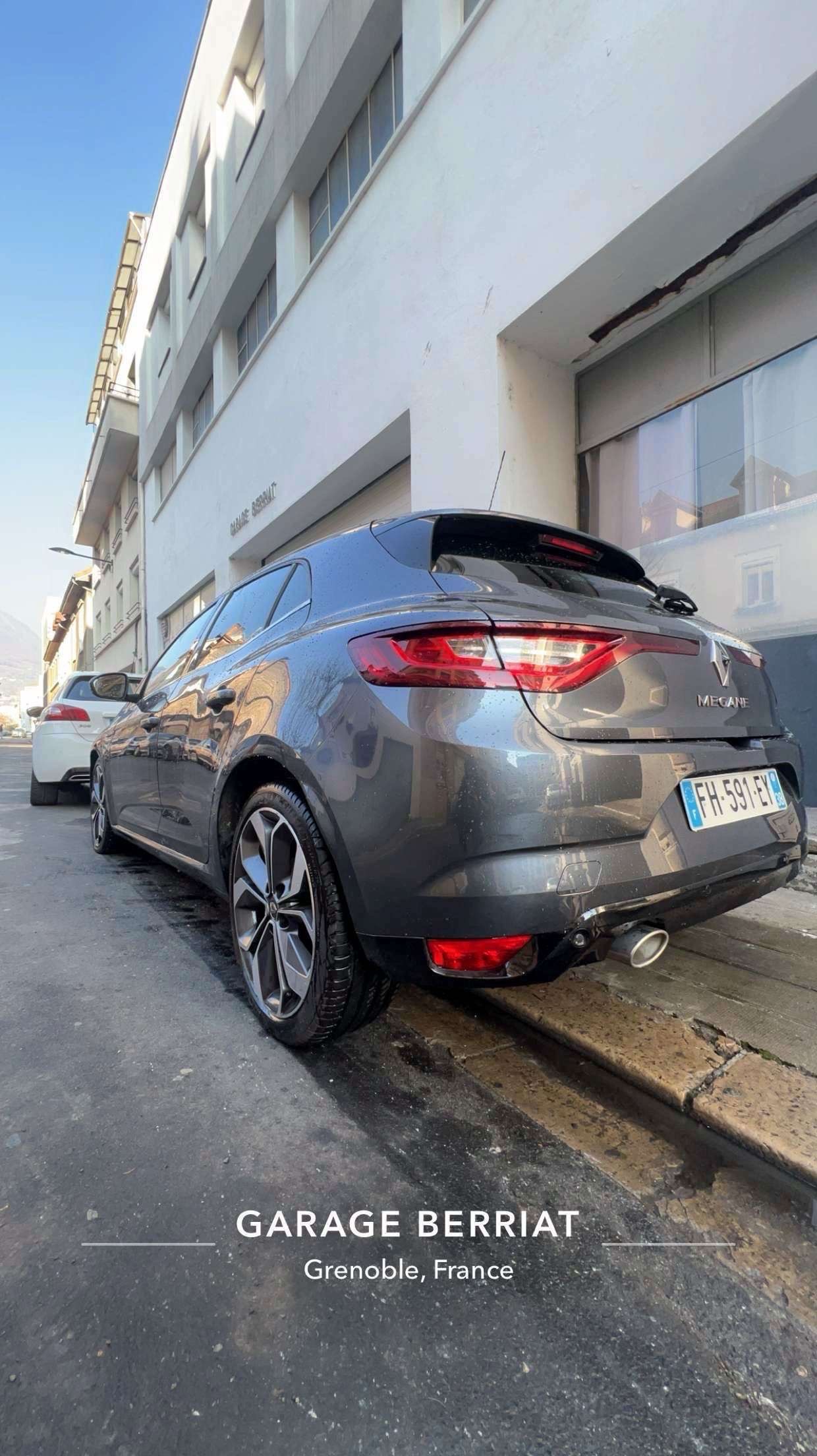 Carrosserie voiture en réparation sur pont élévateur – garage à Grenoble spécialisé en dépannage auto et réparation carrosserie.