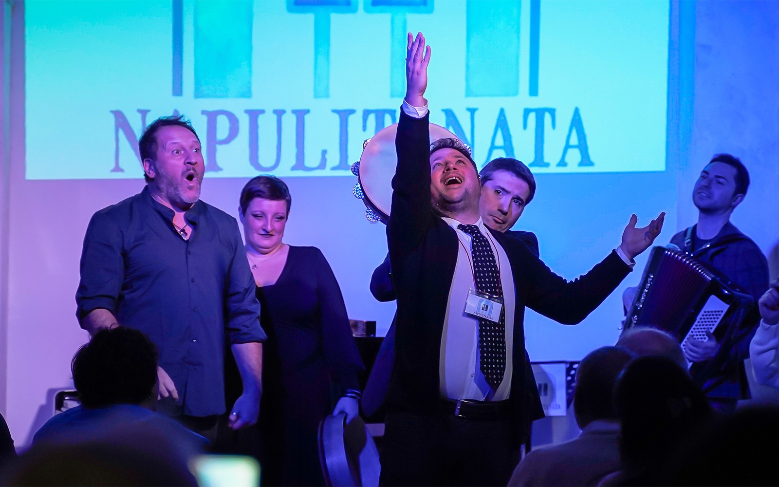 那不勒斯的一场传统那不勒斯音乐会的表演者。