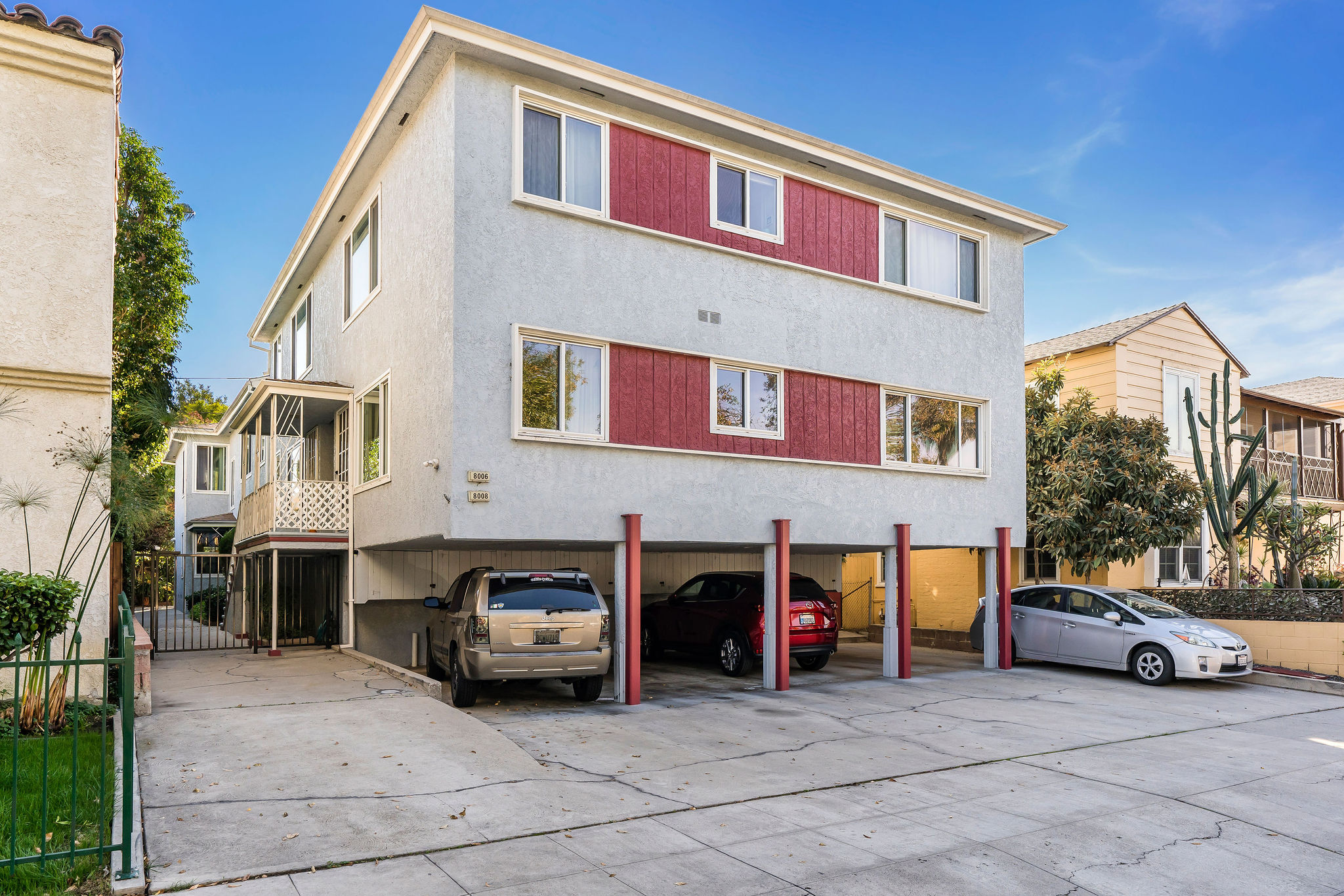 front of a dingbat apartment