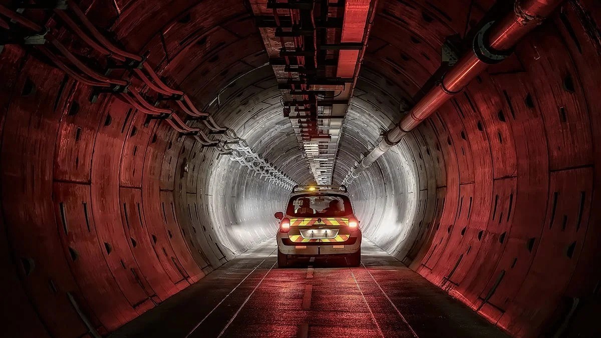 EuroTunnel souterrain éclairé rouge avec véhicule — photographe industriel Lille Hauts de France | Anteale Yann Manac’h 2025