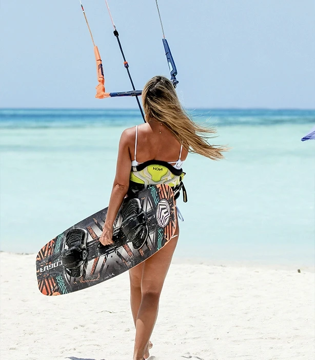 Femme découvre le kitesurf sur la plage