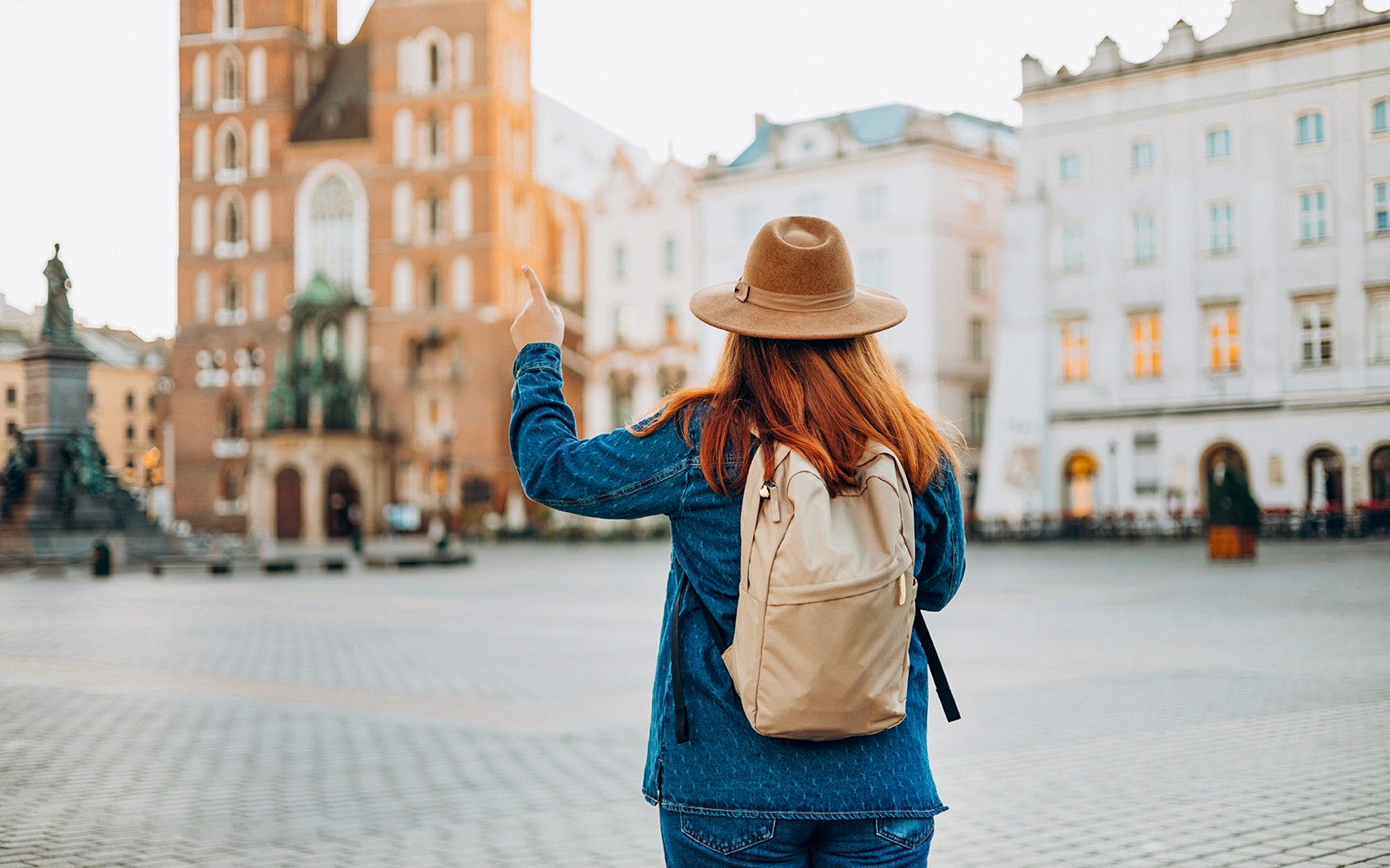 Rejsende i Krakows gamle bydel peger på Sankt Mariæ Basilikaen.
