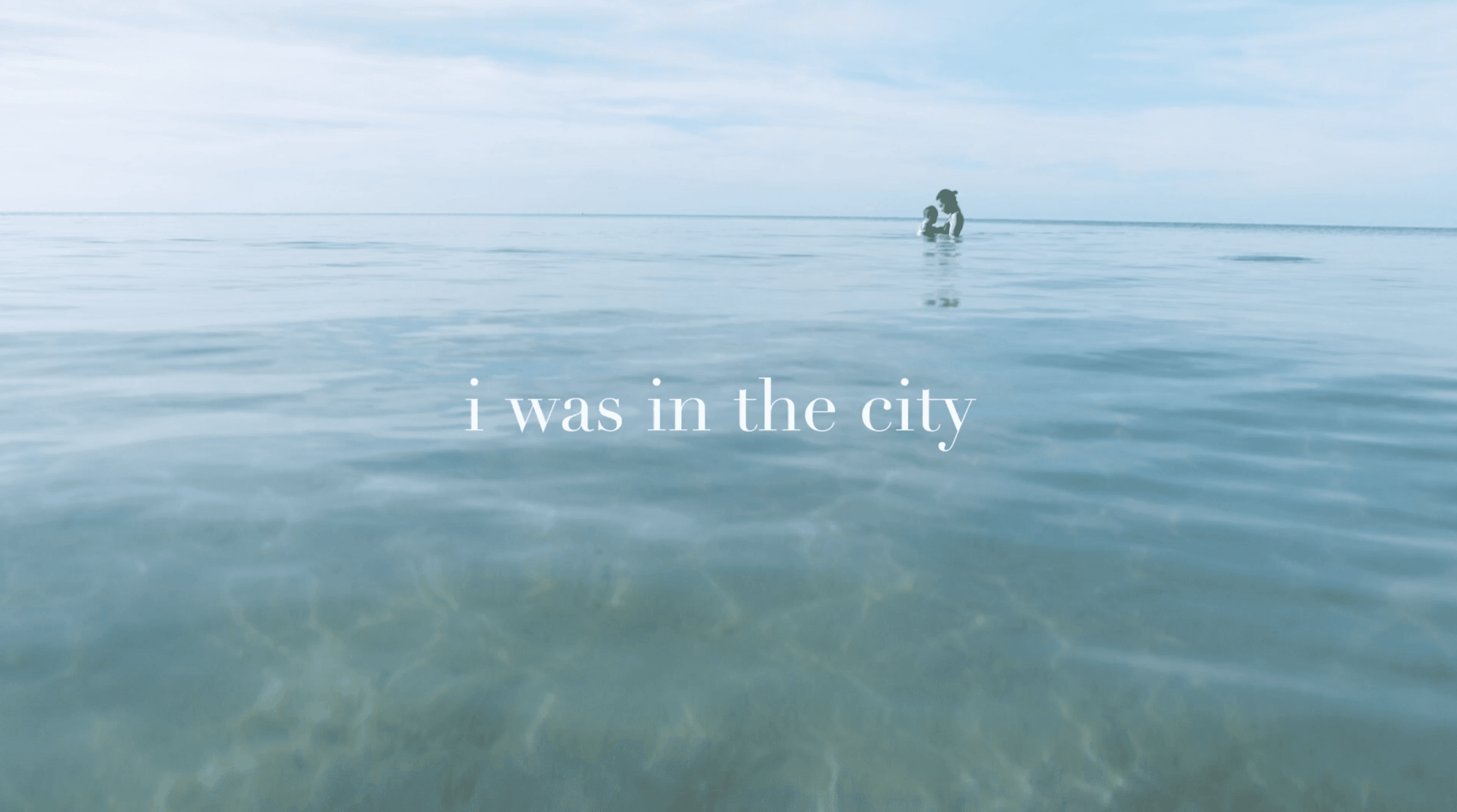 遠浅の海に立つ人影。個人作品「i was in the city」より