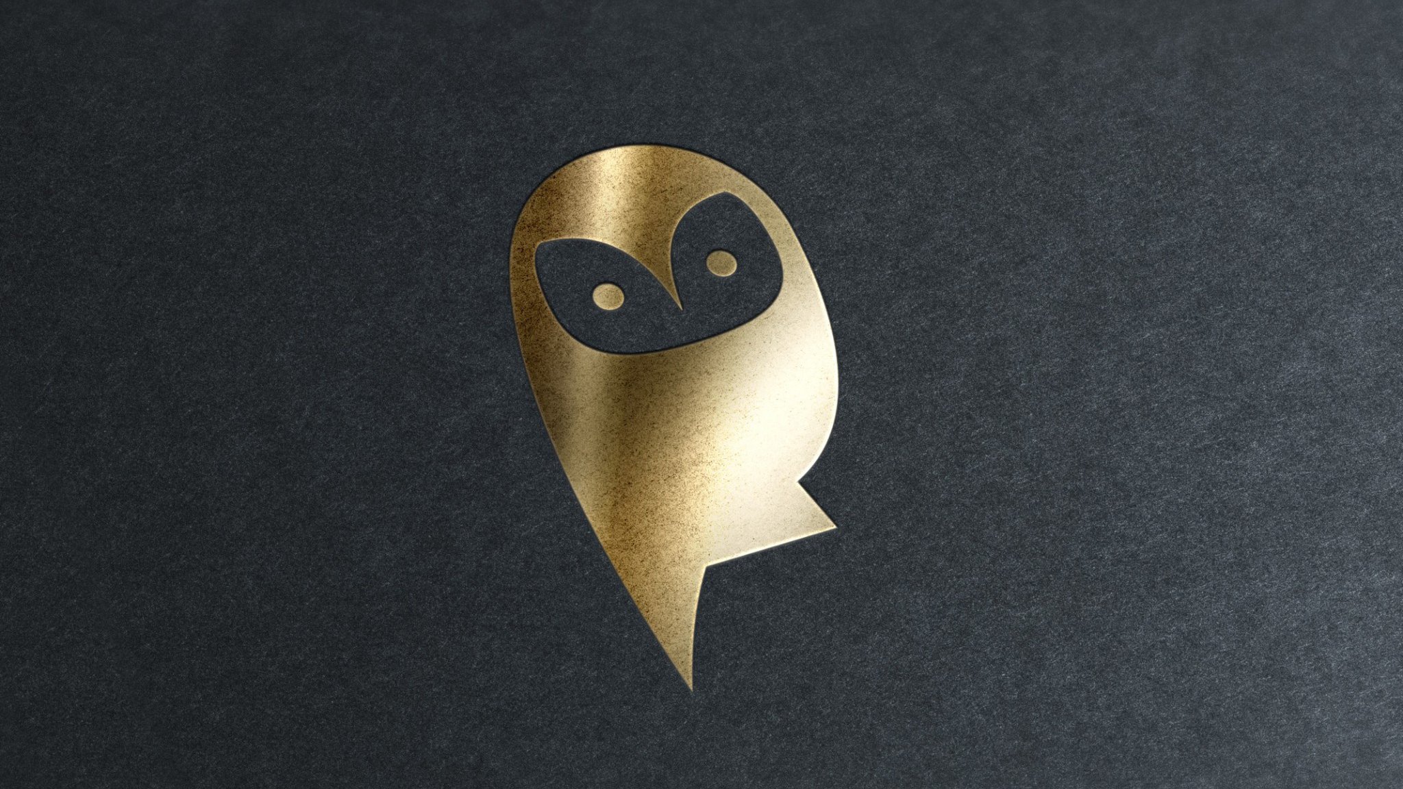 Logo de búho estilizado dorado sobre fondo gris oscuro. El búho tiene una cabeza redondeada, ojos grandes y un pico simple, transmitiendo elegancia y misterio.