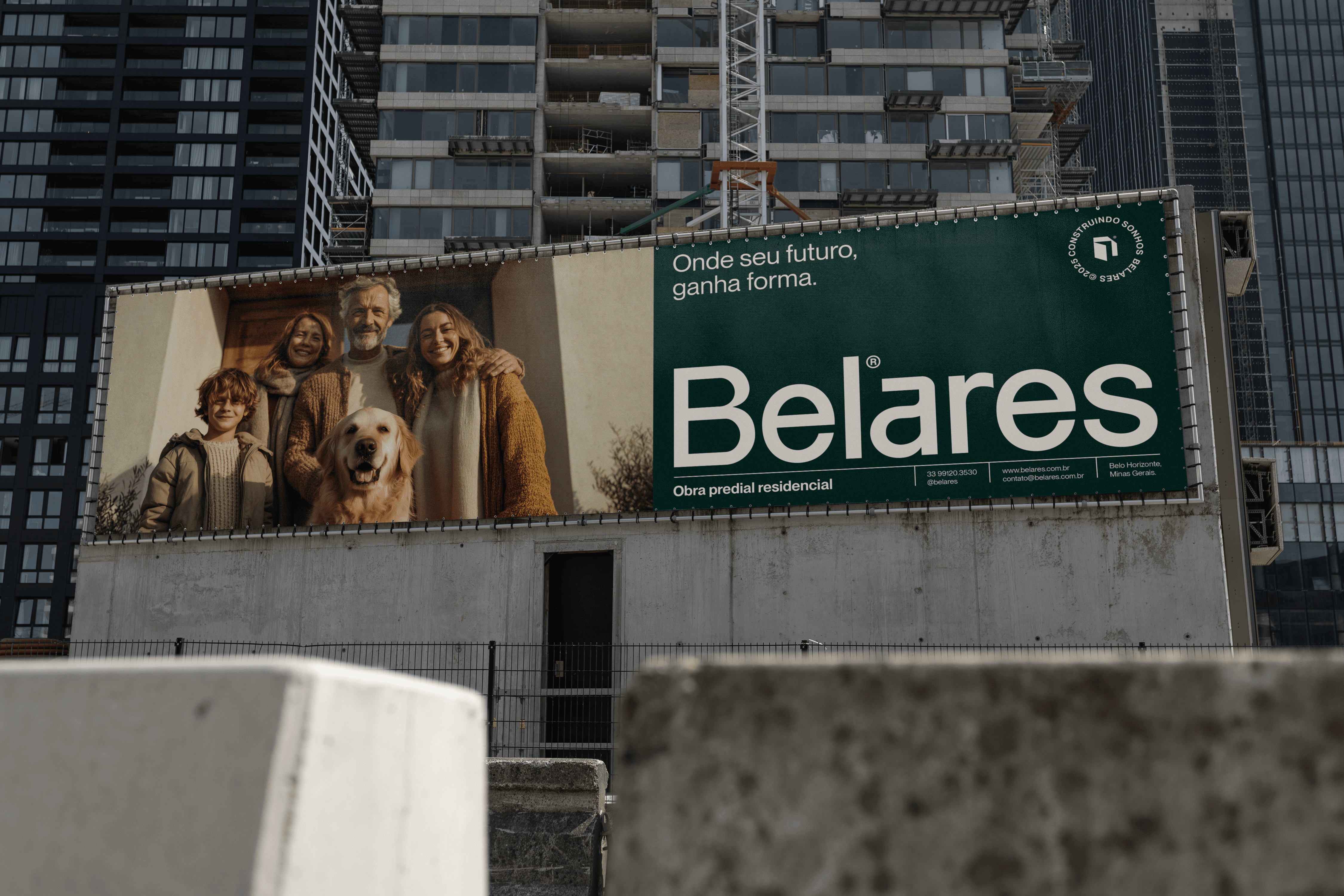 Painel publicitário da CSD Fintechs em estação urbana com mensagem sobre inovação no setor financeiro.
