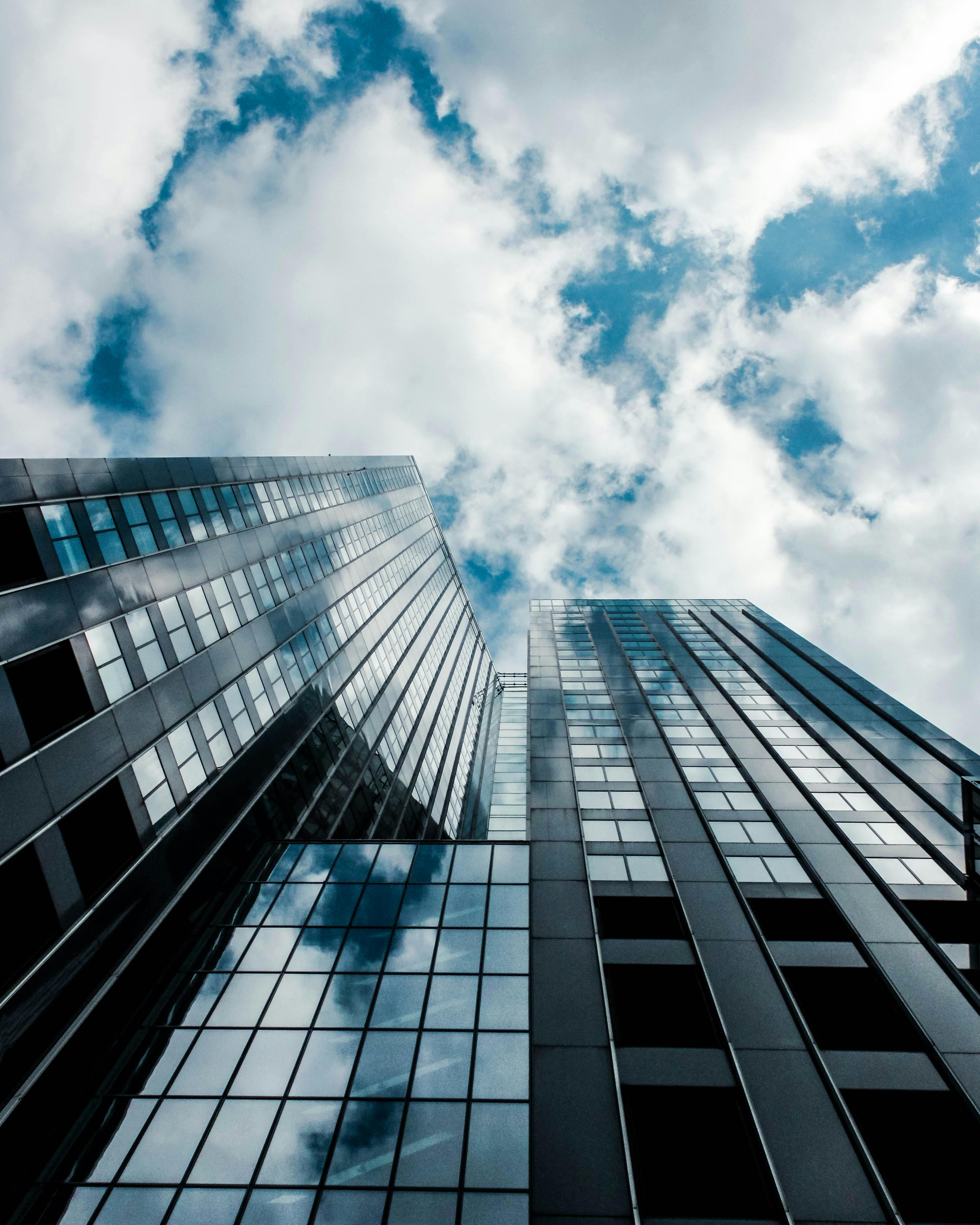 Edifícios corporativos representando empresas que operam em ambientes regulados e de alta responsabilidade operacional.