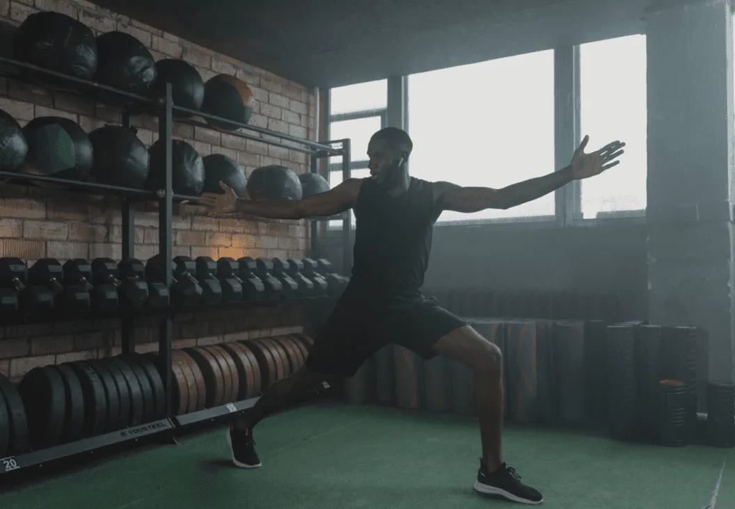 man exercising in a gym representing fitness and weight loss in your 30s