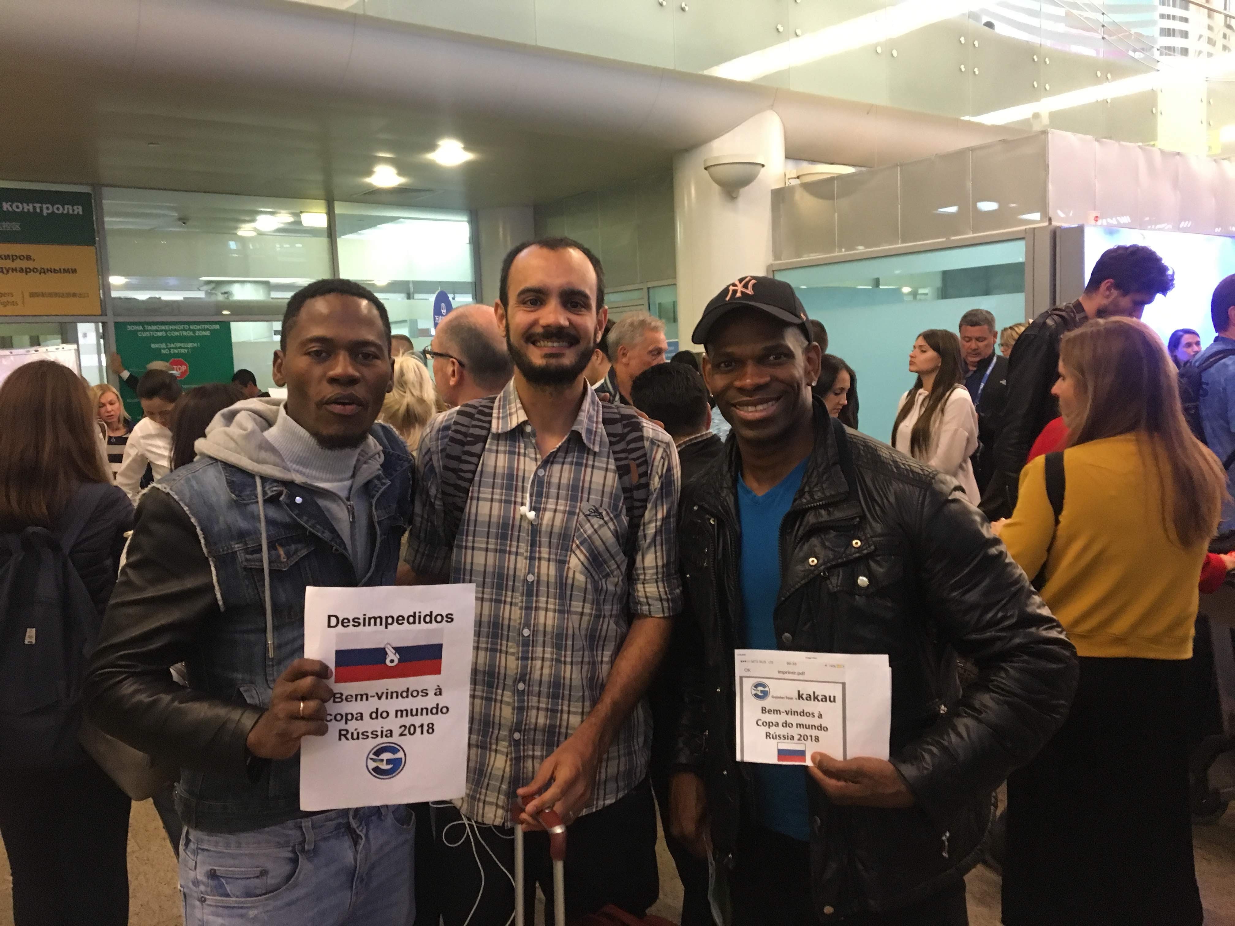 Instrutor escrevendo em caderno enquanto assiste aula no notebook