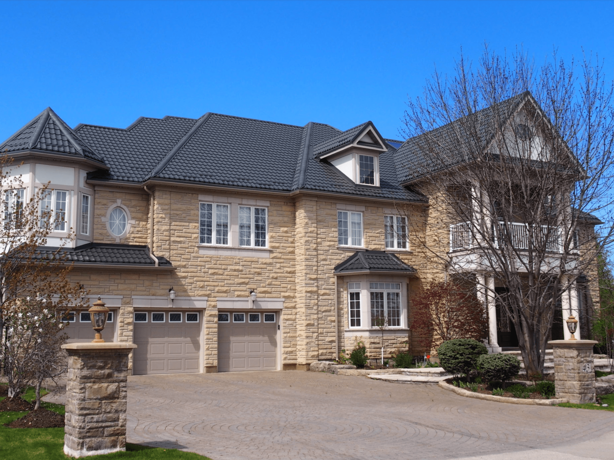 Grande résidence avec toiture métallique gris charbon - projet haut de gamme