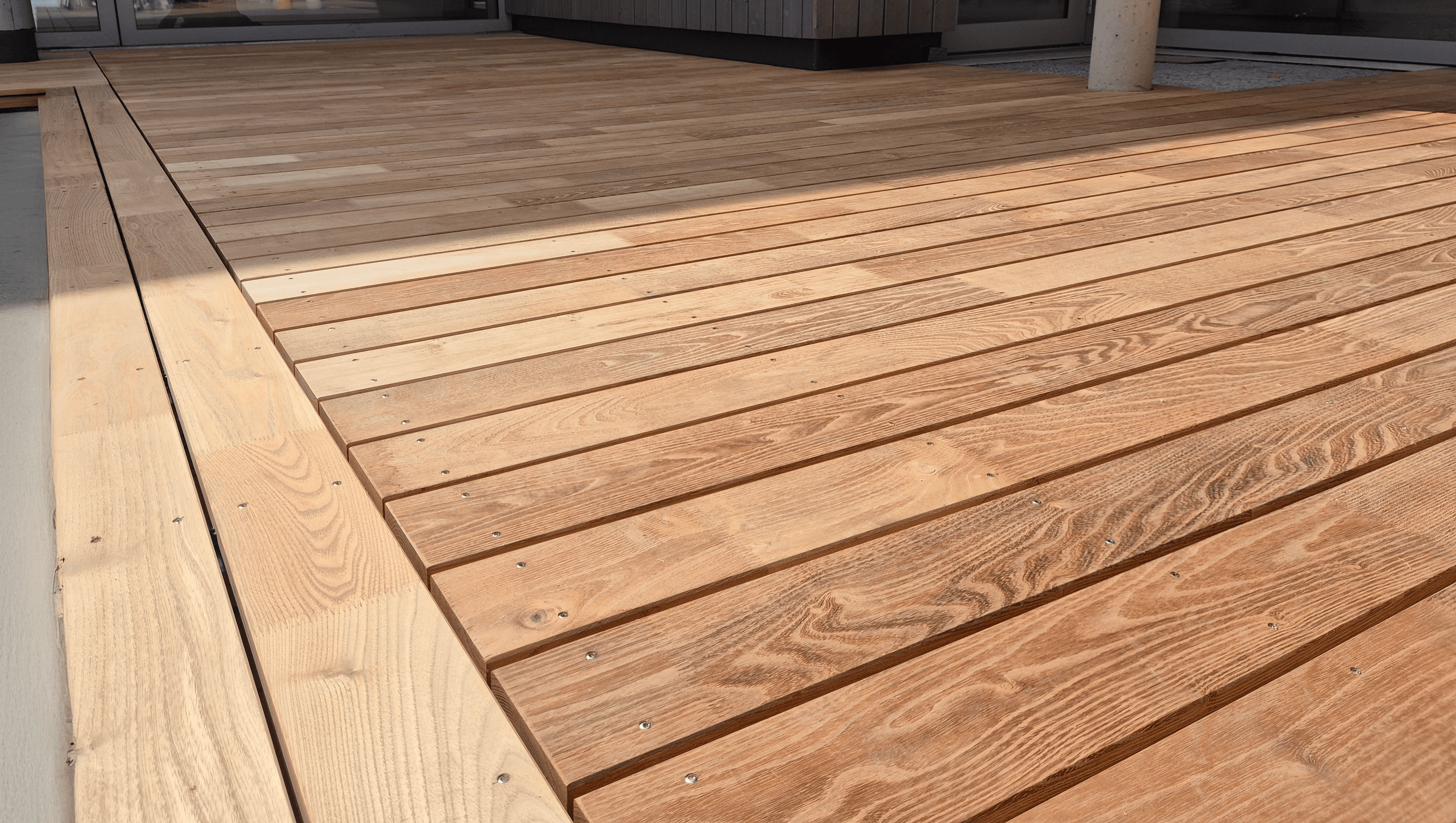 stilvolle Terrasse aus Robinienholz