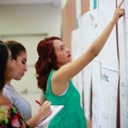 educadores trabalhando interdisciplinaridade na escola