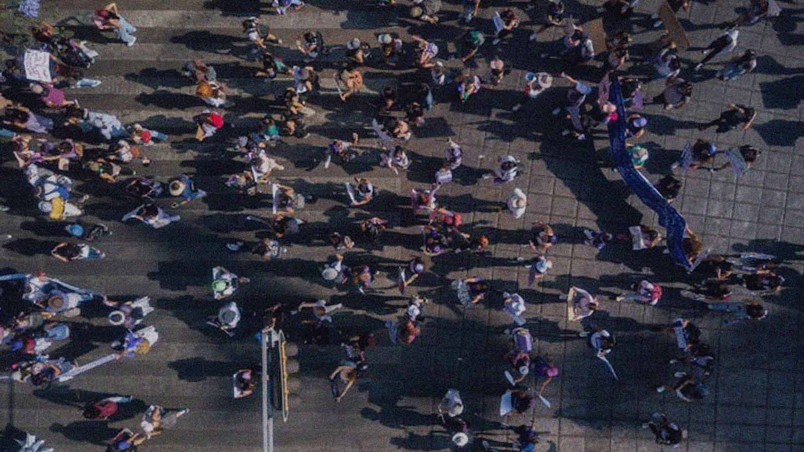 Imagen desde arriba mientras se desarrolla una protesta en la columna de opinión "El malestar social en Chile: entre la crisis de seguridad, la economía y la política" de IdeaPaís