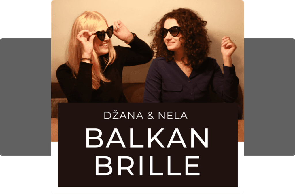 Zwei lächelnde Frauen, Džana und Nela, posieren mit Sonnenbrillen und vermitteln eine lockere, freundschaftliche Stimmung. Der Text "Balkan Brille" unten im Bild unterstreicht den Namen des Konzepts oder Projekts, mit dem sie verbunden sind.