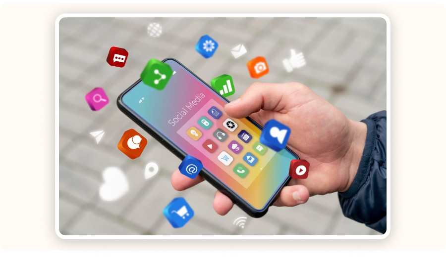 Main tenant smartphone avec applications réseaux sociaux et icônes numériques
