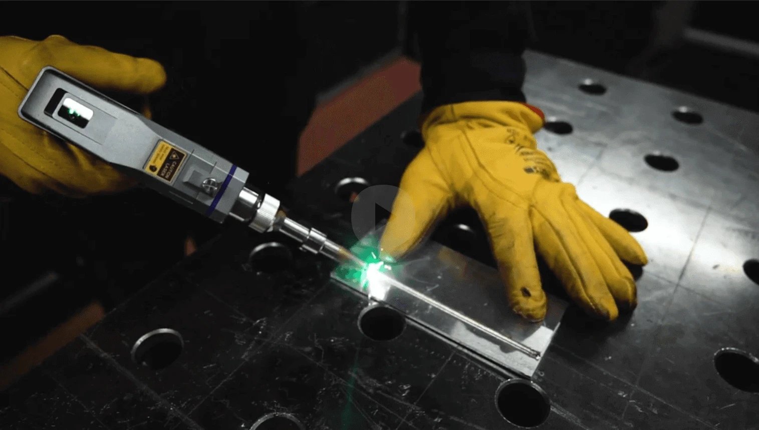 soldador usando soldadura laser