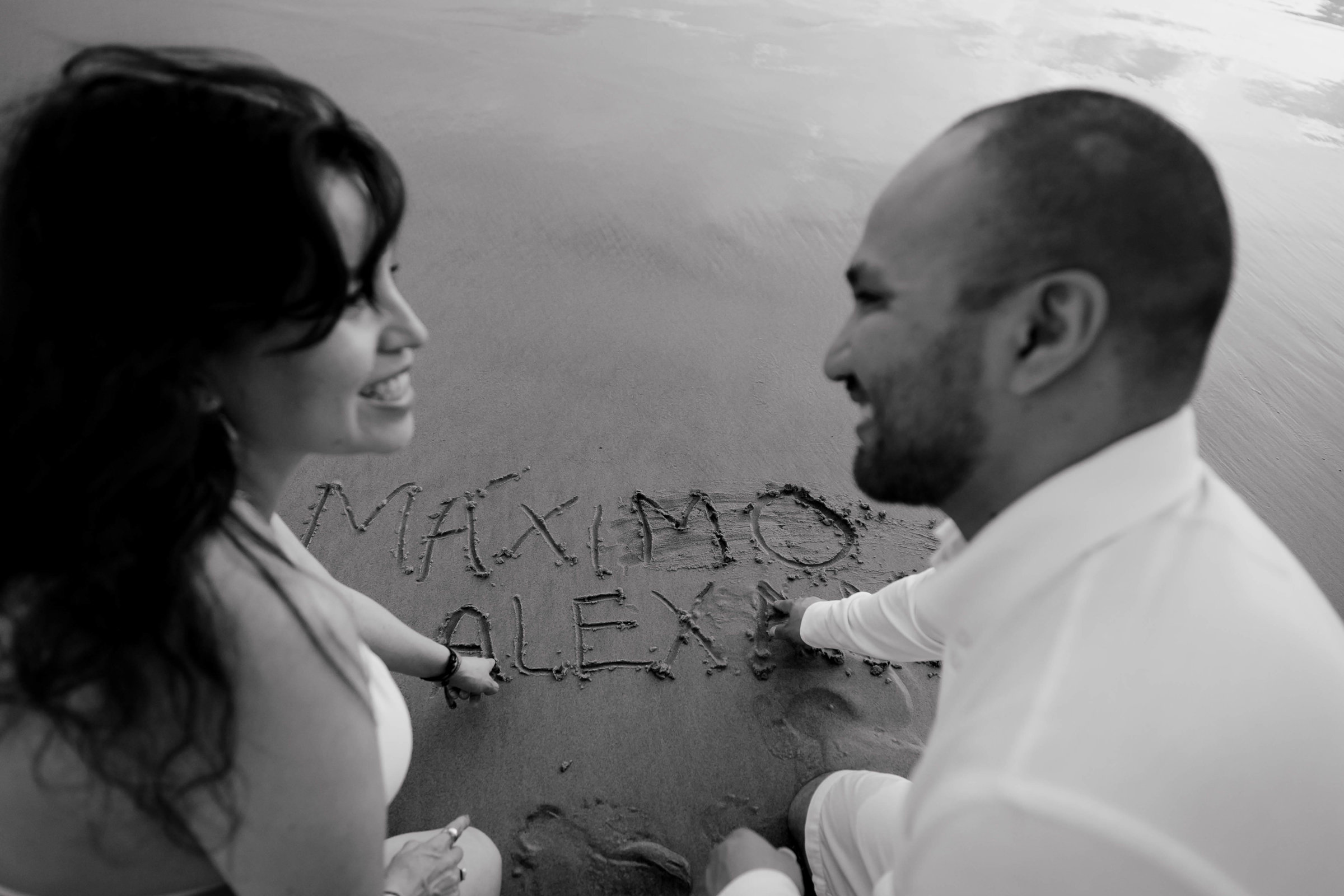 Sesión fotográfica de embarazo en la playa en la arena