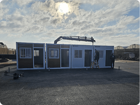 מבנה יביל עומד על קרקע עם מנוף ברקע