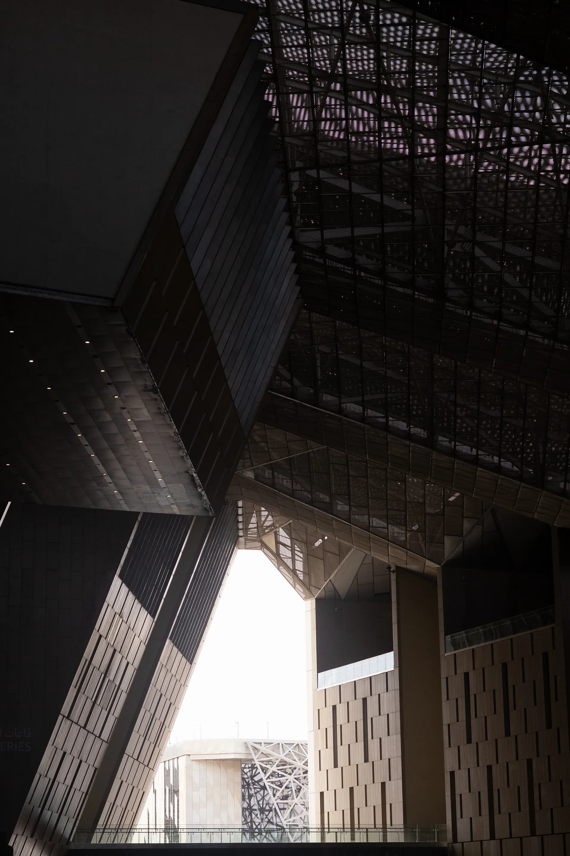 Yannik talks to ceramic artist Dai about the design of a mug