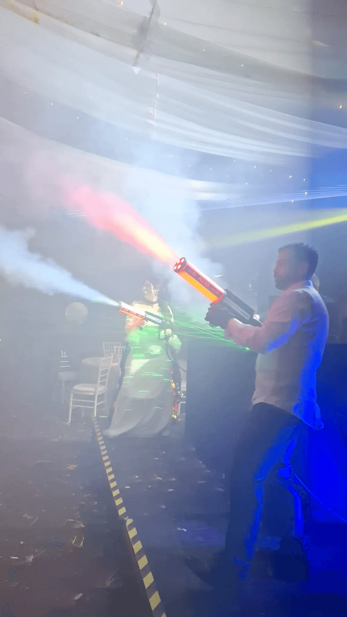 Novio con pistola de humo y led