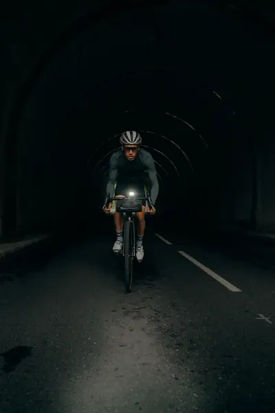 Vignette cycliste dans un tunnel lampe Zefal