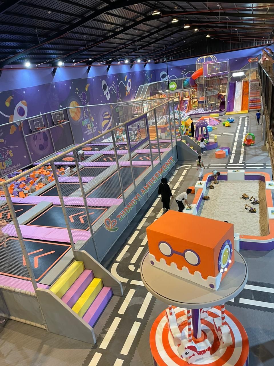 室內運動及兒童遊樂場防滑橡膠地墊樣本，環保顆粒耐磨緩衝材料。