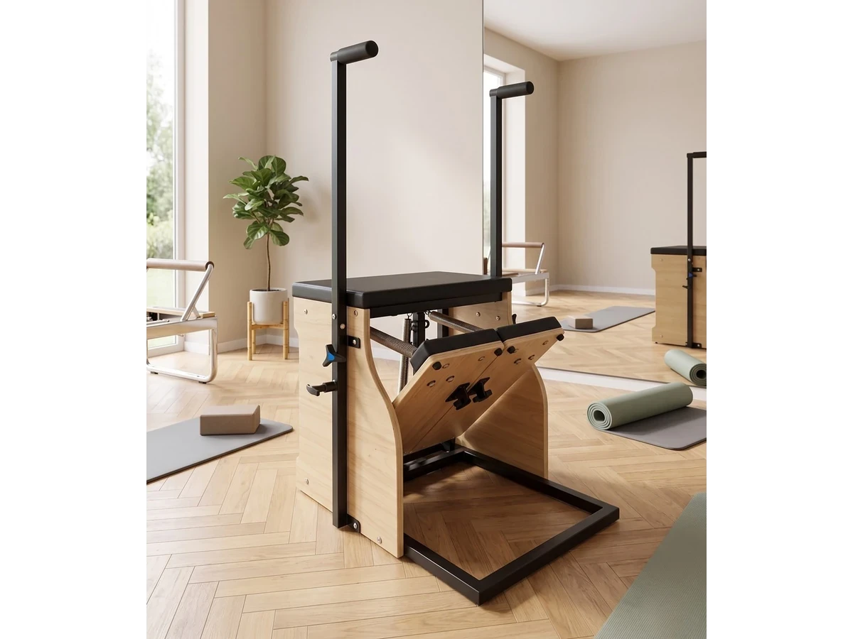 Chaise de Pilates Premium Bi-Matière — Érable, chaise de Pilates en érable dans un studio de Pilates professionnel