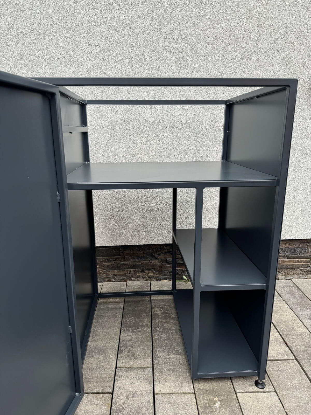 Venkovní kuchyně – prostor pro lednici, koš a pizza troubu