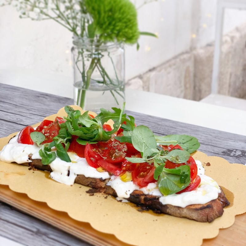 Pane con formaggio fresco e pomodorini