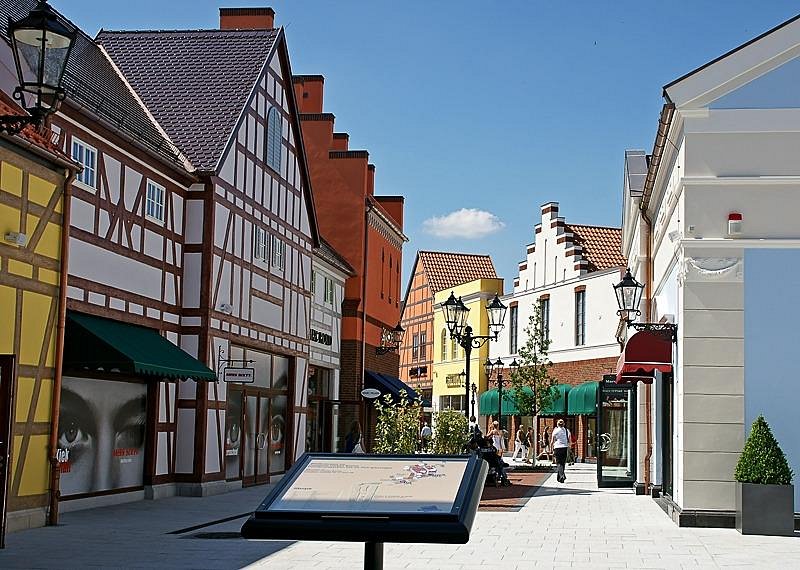 Einkaufstraße im Designer Outlet Berlin Spandau