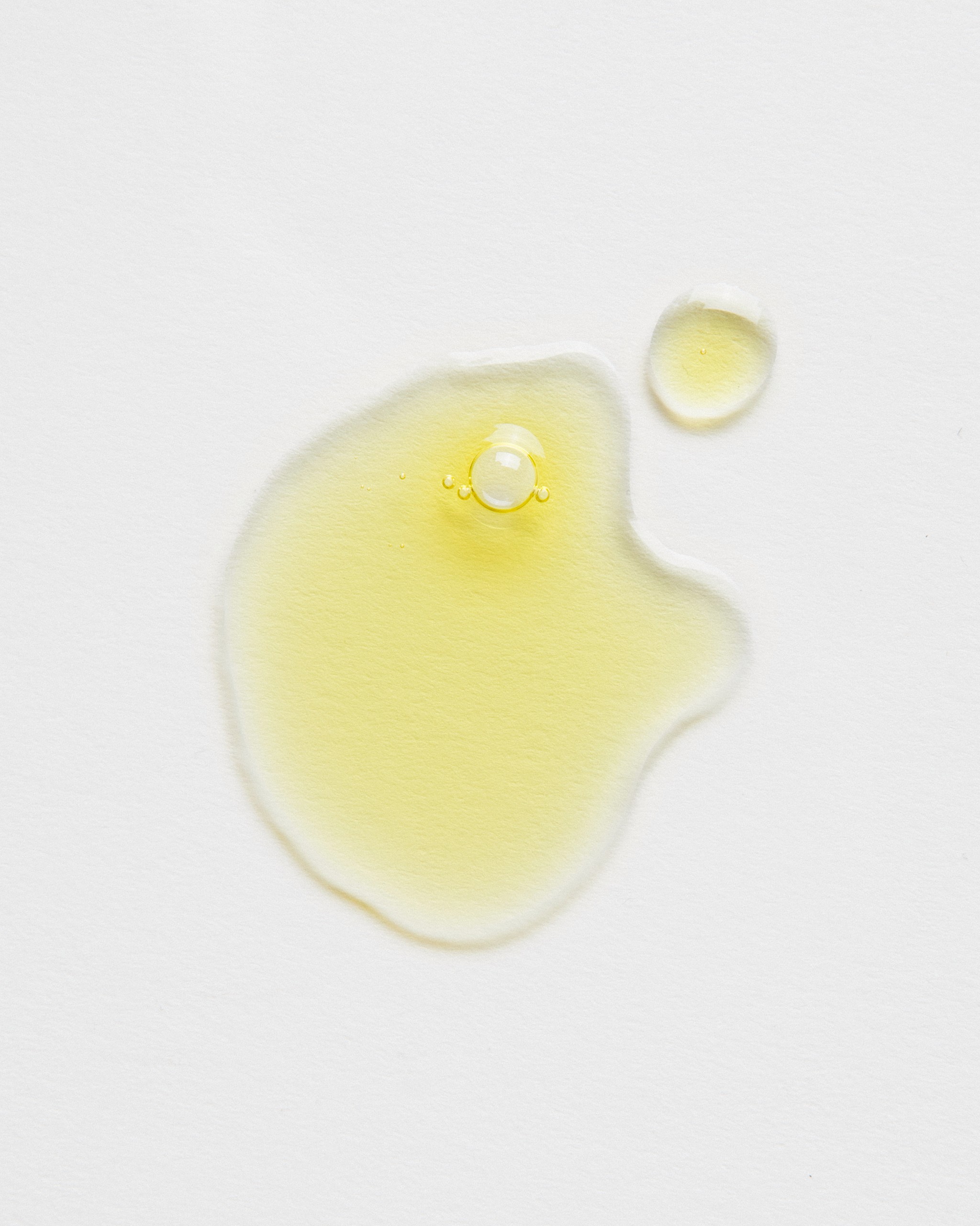 Gelber Öltropfen auf hellem Hintergrund – Tropfen