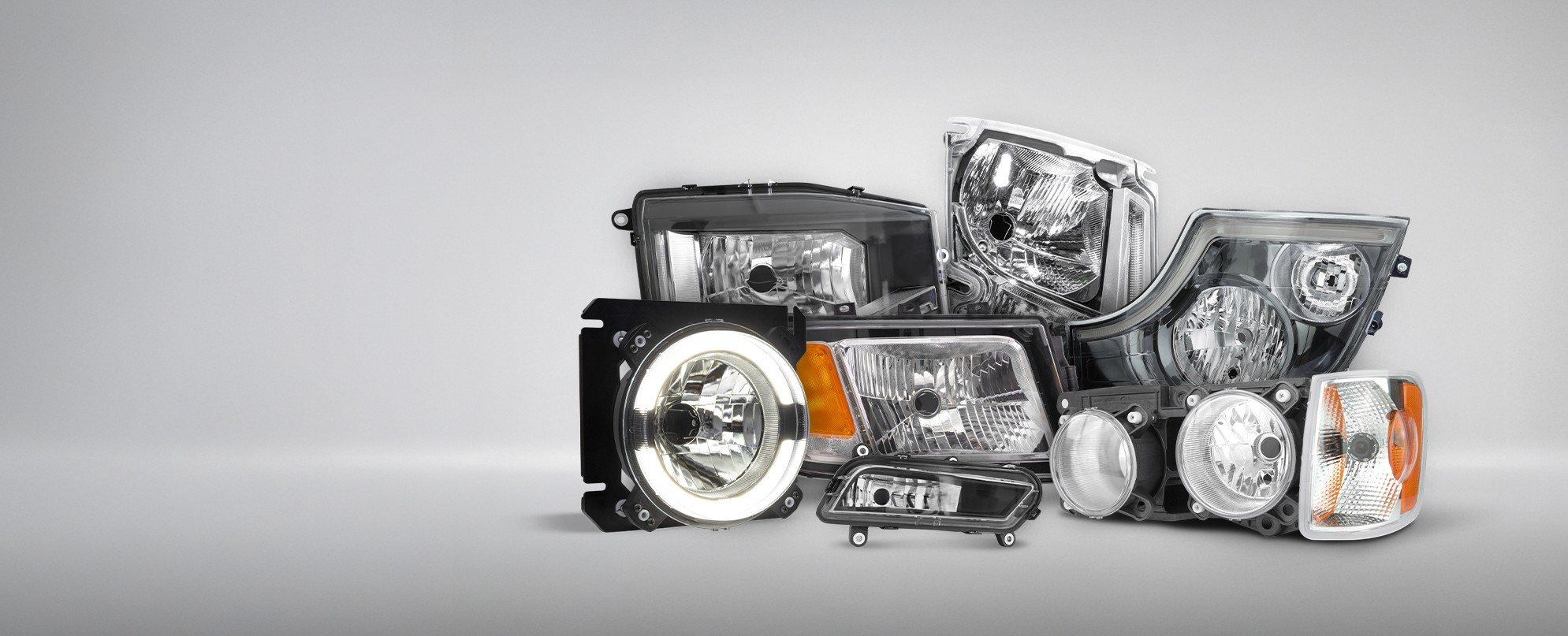 detalhe de faróis de caminhão com tecnologia Pradolux