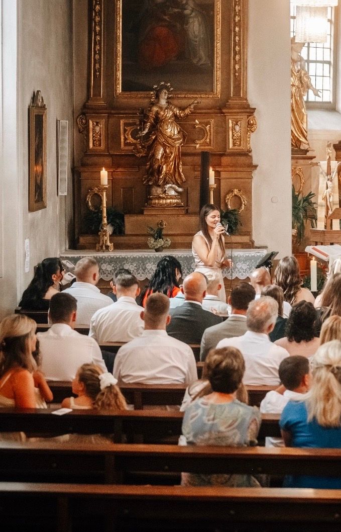 Katharina Stahl singt während einer kirchlichen Trauung – emotionale Begleitung mit Pop-Balladen