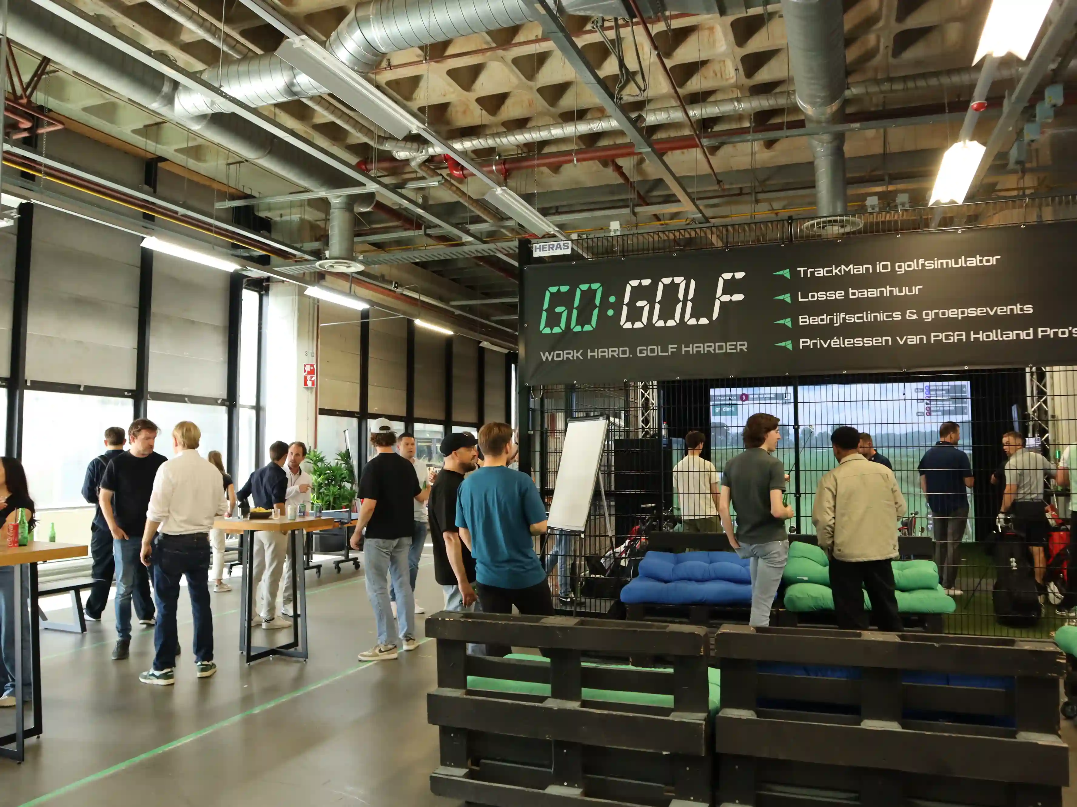 gogolf-amsterdam-trackman-indoor-golfkooi-met-bezoekers-en-zitzakken