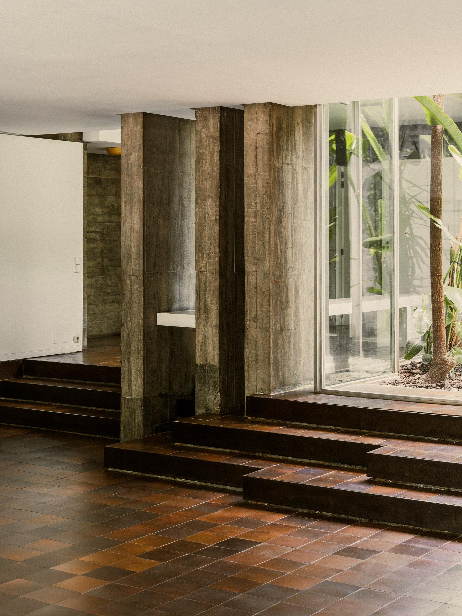 Interior staircase and timber partitions connecting the spaces of Casa Carvajal.