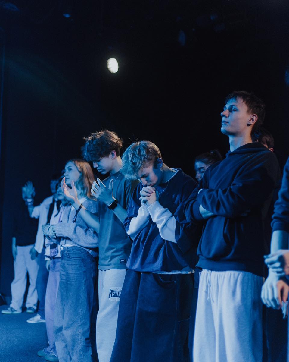 Modlący się chłopaki podczas sesji głównej