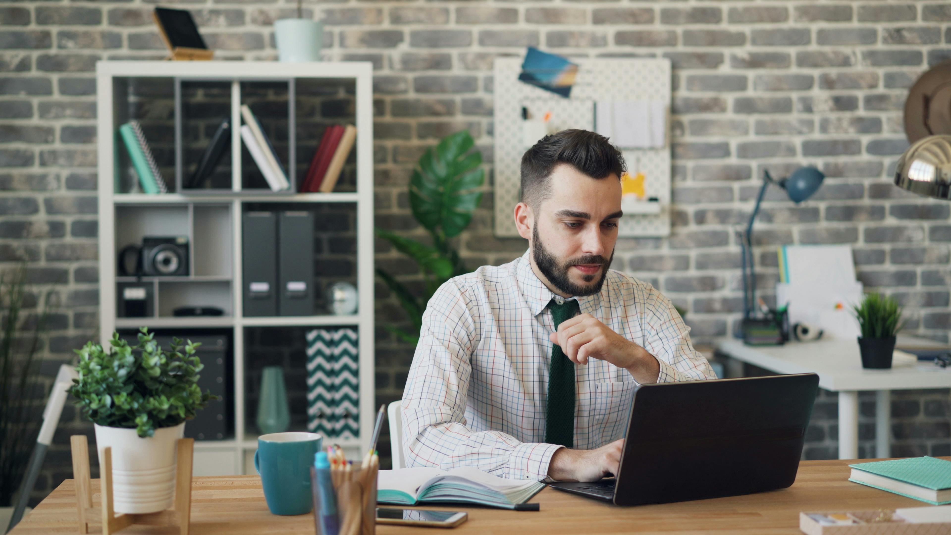 Consulente al laptop in home office, pianifica obiettivi e crescita professionale