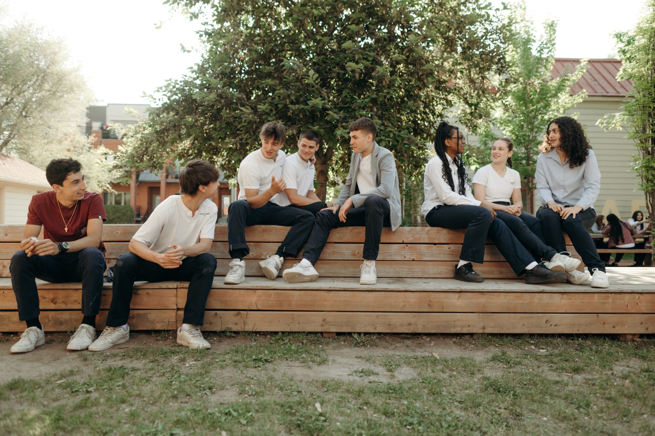 Jeunes dans un parc.