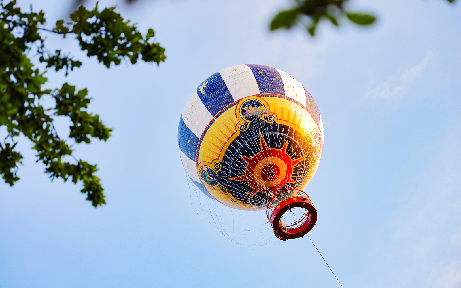 Khinh khí cầu Ballon Panoramagique bay lơ lửng dưới bầu trời xanh ở Paris.