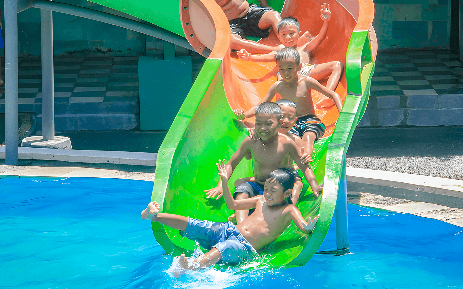 Anak-anak meluncur di seluncuran air di Keramas Park