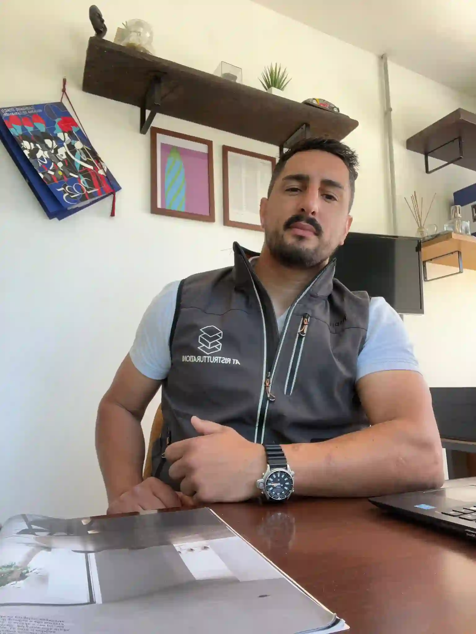 Andrea deramo titolare at edilizia su scrivania in primo piano