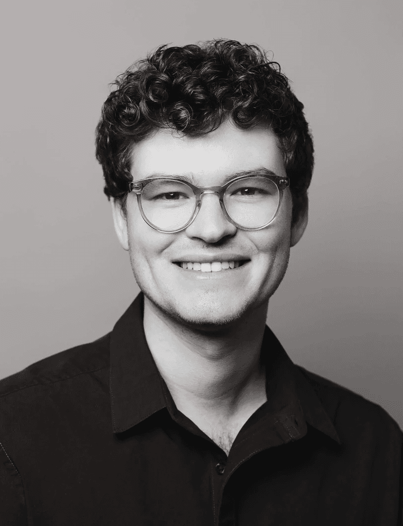 Schwarz-weißes Porträtfoto von Joel Jurkat Rodríguez, PR Trainee bei public imaging