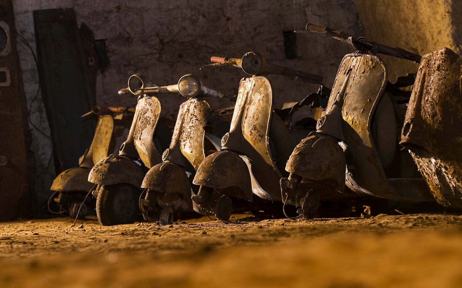 Vintage scooters in de Bourbon Tunnel, rondleiding in Napels.
