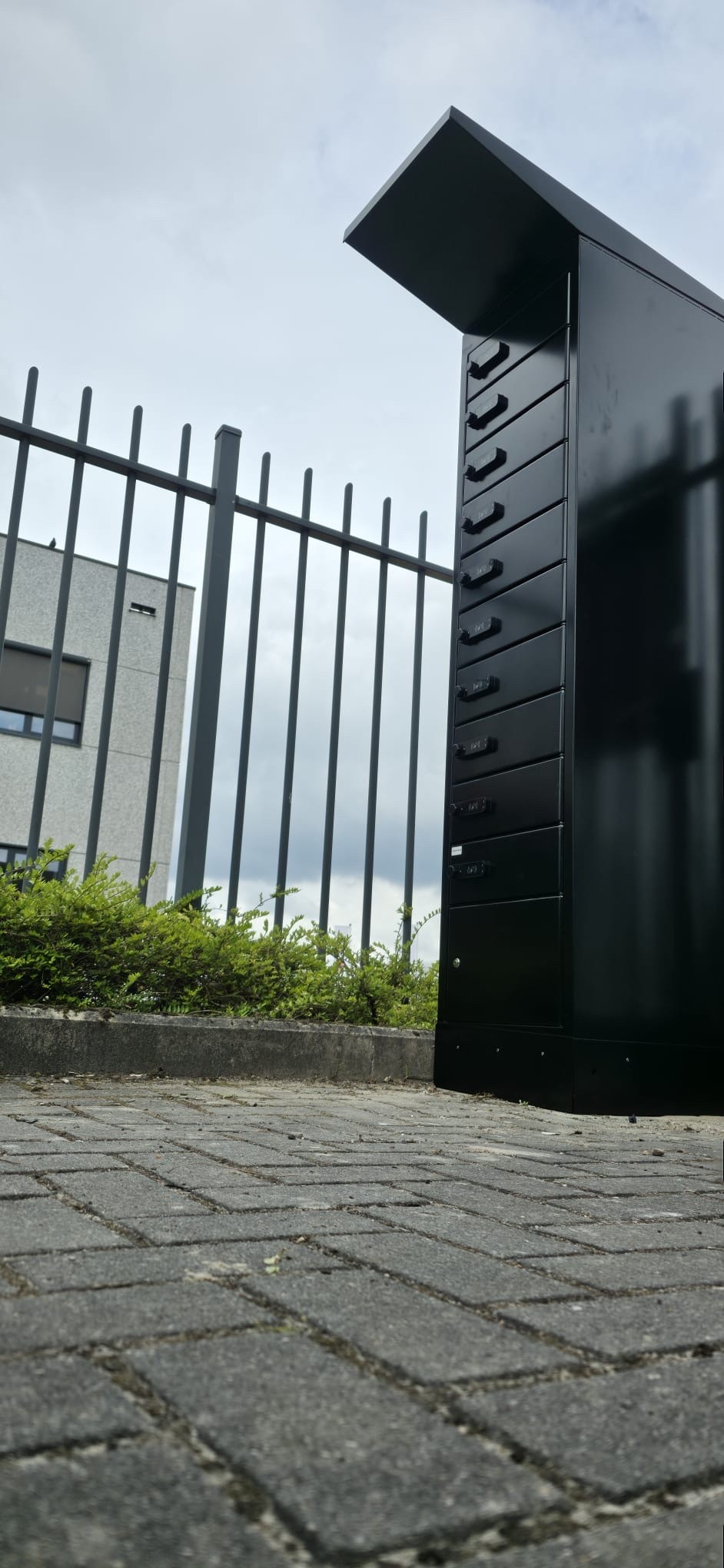 CoreShelter E-Bike-Akkuladeschrank für den Außenbereich mit Dach, installiert in einem DPD-Depot in den Niederlanden