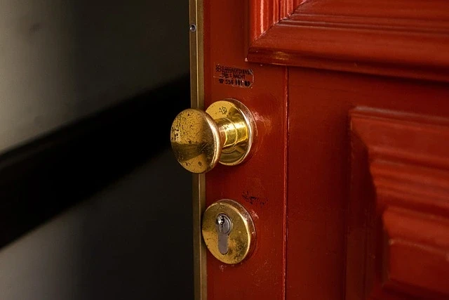 Primer plano del pomo y la cerradura de la puerta de entrada de una vivienda, el punto que fuerzan los ladrones al robar en casa y que cubre el capital de Continente del seguro de hogar.
