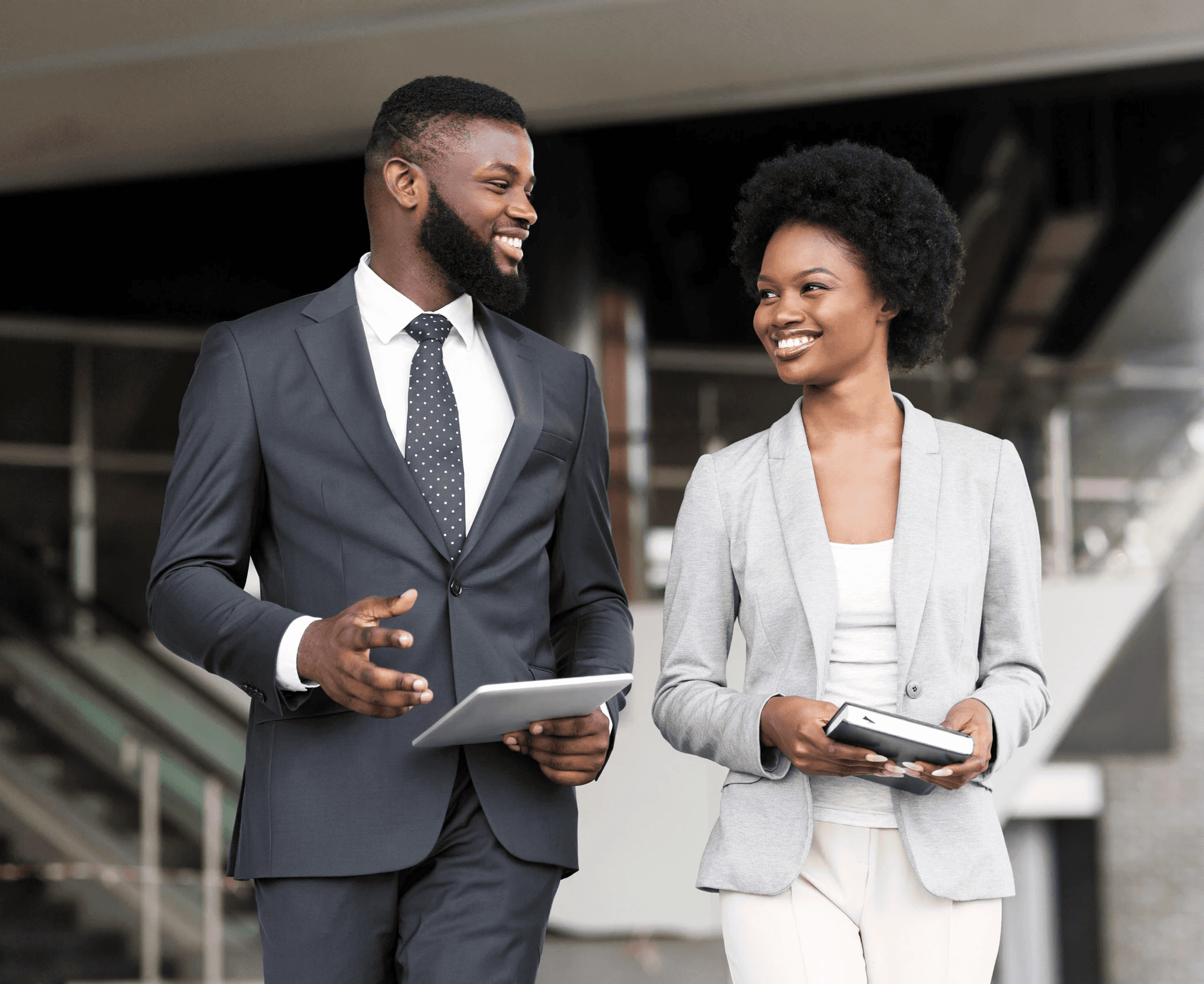 Deux business people entrain de discuter