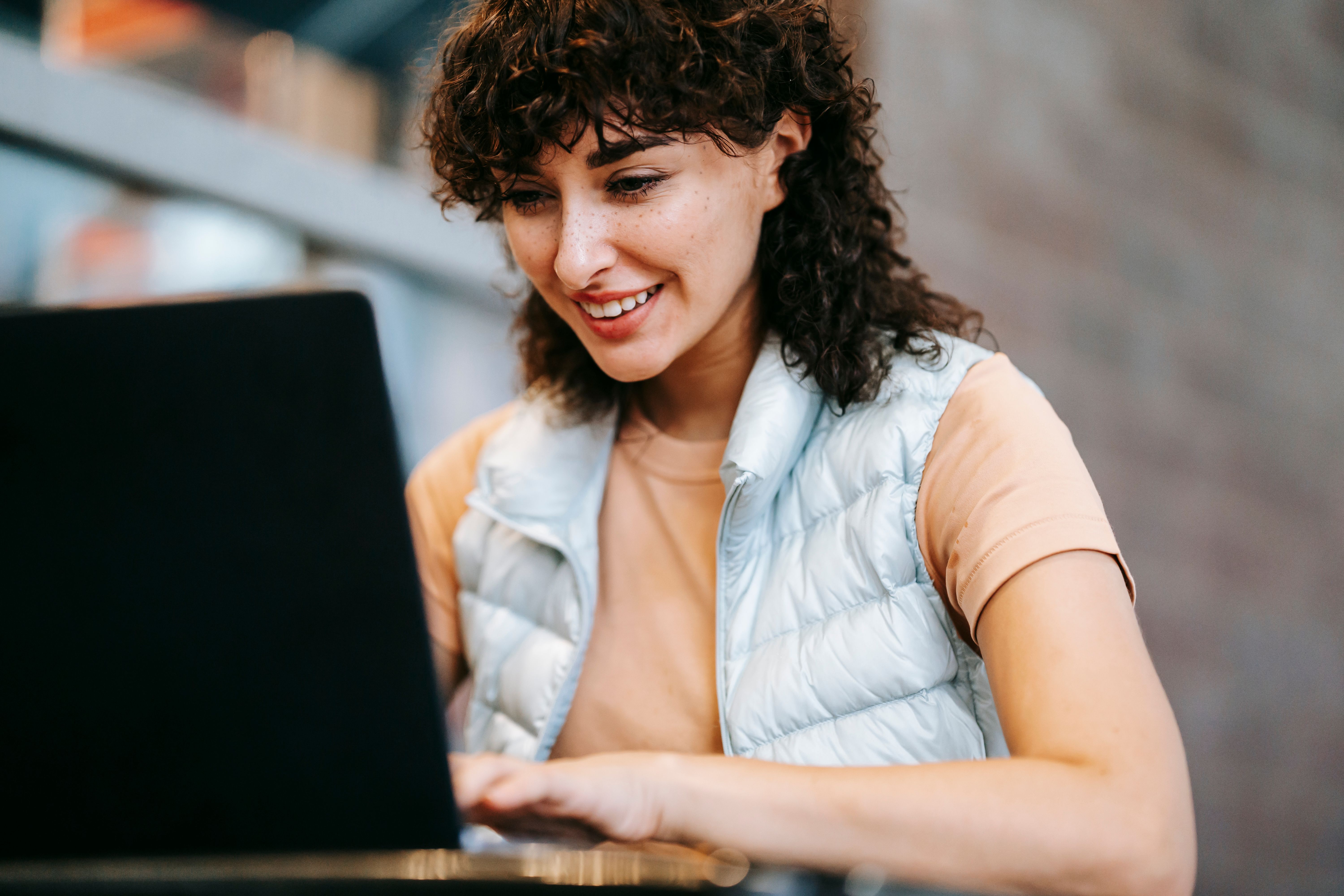 Automatische E-Mail-Beantwortung mit Conetic spart Zeit im Arbeitsalltag.